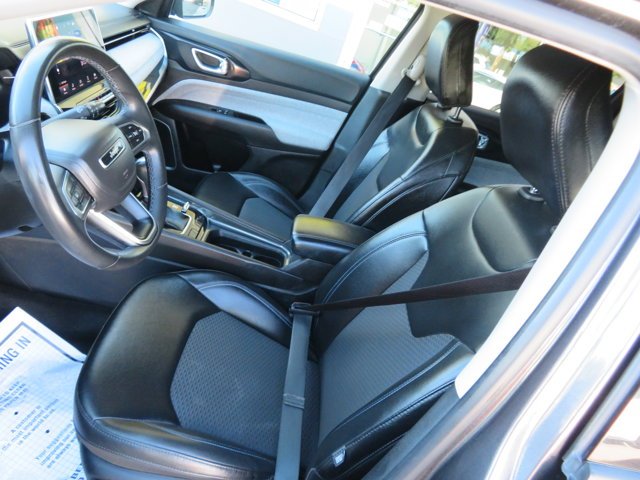 Used 2022 Granite Crystal Metallic Clearcoat Jeep Latitude image 22