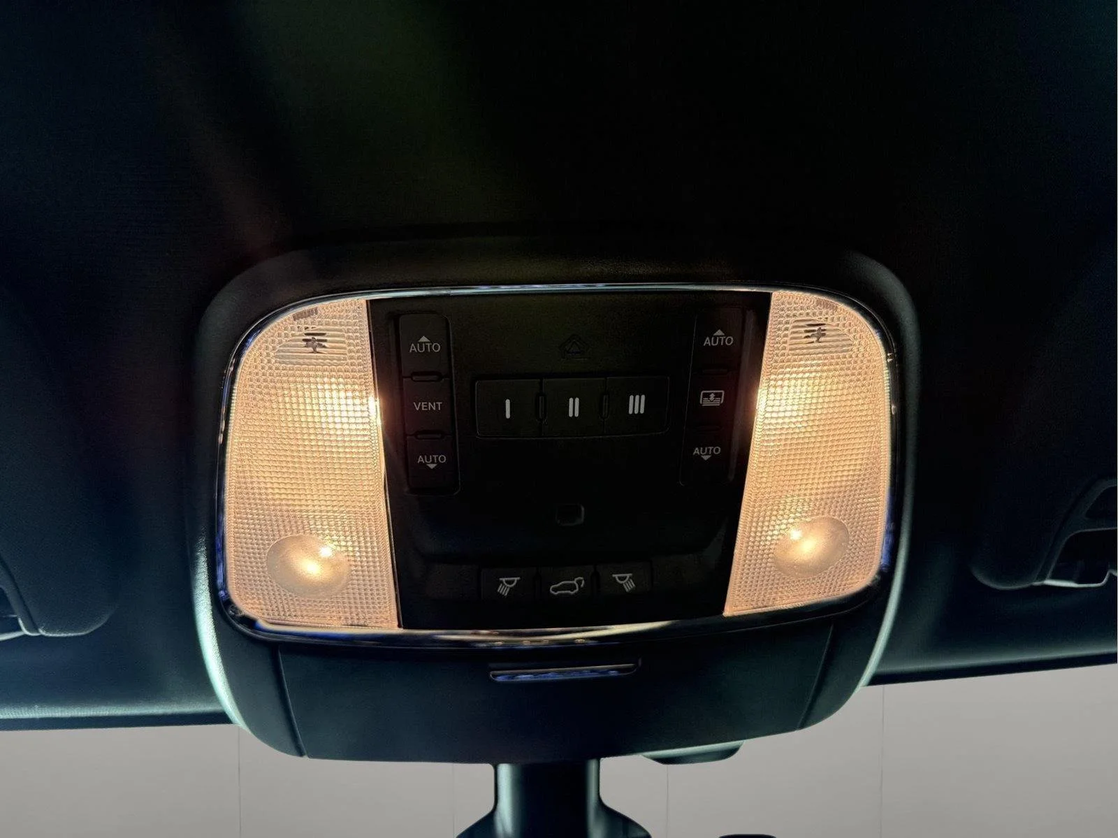 Used 2019 Bright White Clearcoat Jeep Trailhawk image 7