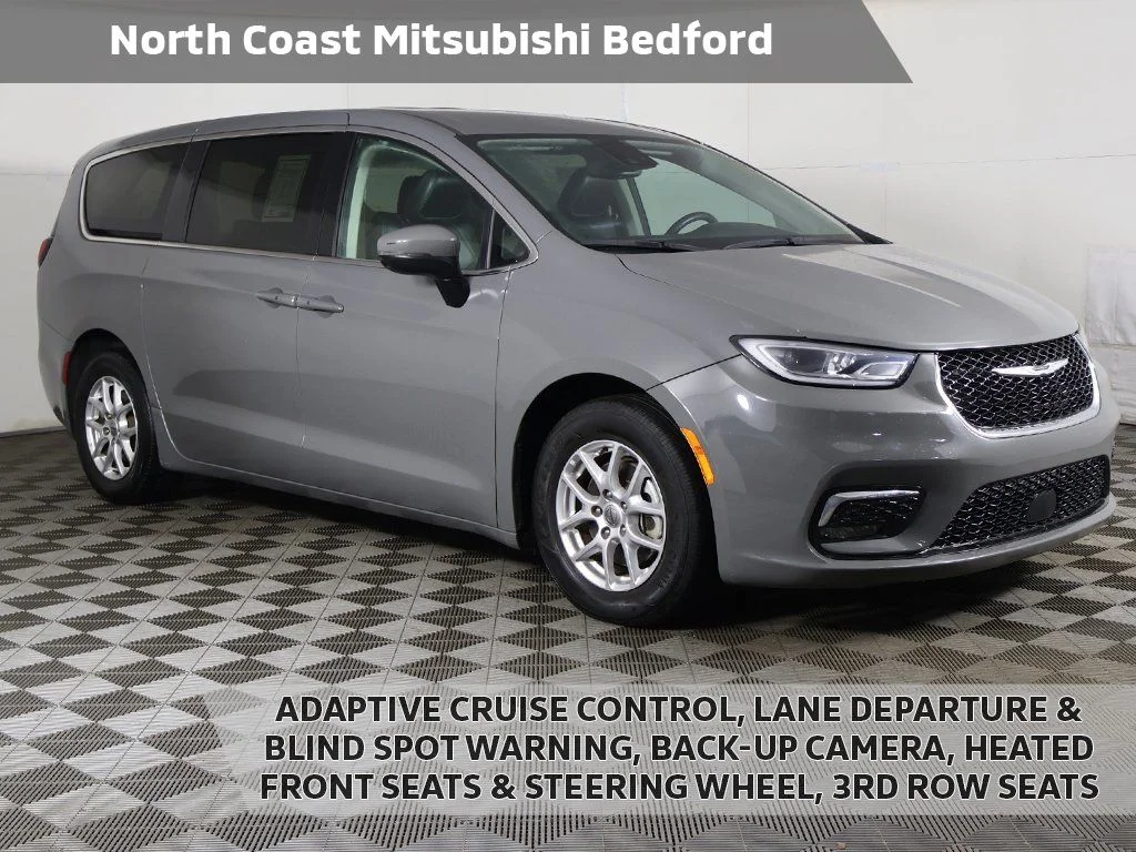 2023 Chrysler Pacifica Touring L's photo