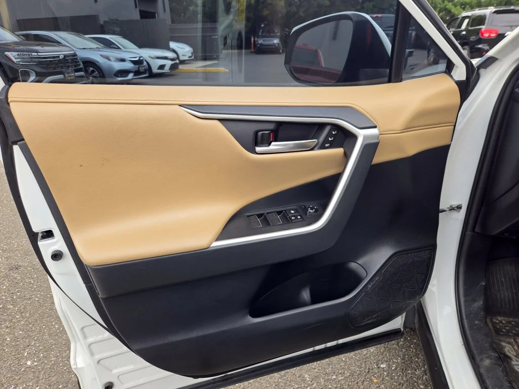Used 2019  Toyota Limited image 10