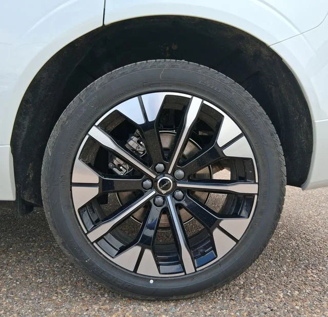 New 2026 Crystal White Volvo Plus image 21