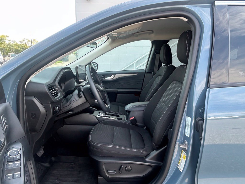 Used 2023 Vapor Blue Ford Active image 9