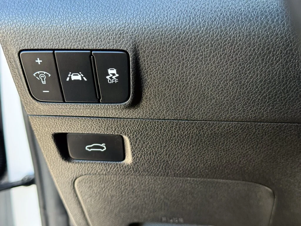 Used 2022 White Kia GT-Line image 19