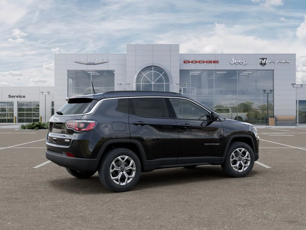 New 2026 Diamond Black Crystal Pearl-Coat Exterior Paint Jeep Latitude image 4
