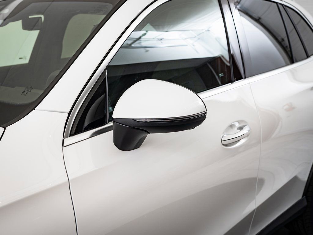 Used 2025 Polar White Mercedes-Benz GLC 300 image 16