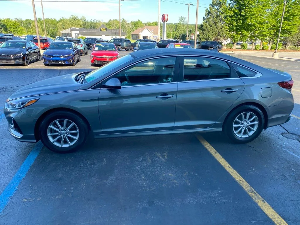 Used 2019 Machine Gray Hyundai SE image 8