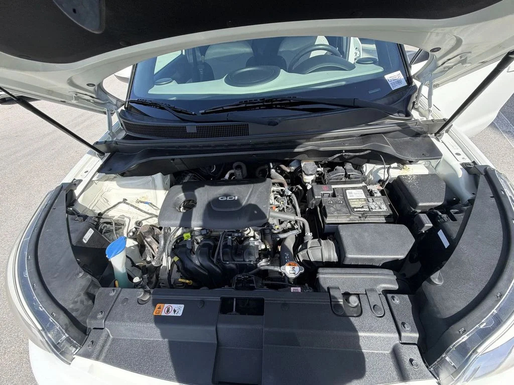 Used 2018 White Kia Base image 37