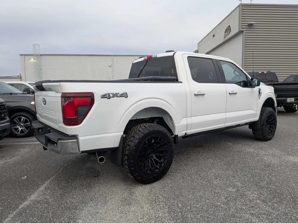 Certified Used 2025 Oxford White Ford XLT image 3