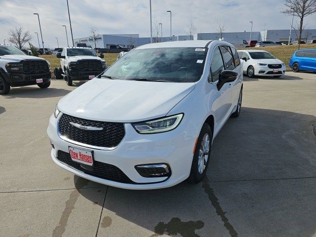 2026 Chrysler Pacifica Select AWD's photo