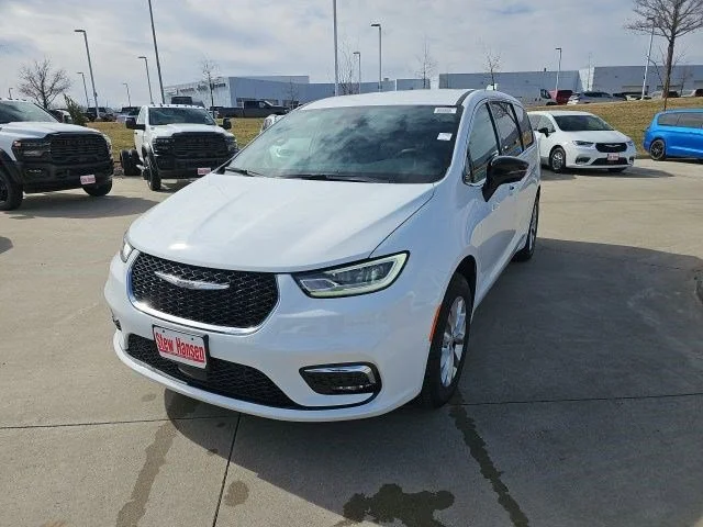 2026 Chrysler Pacifica Select AWD's photo