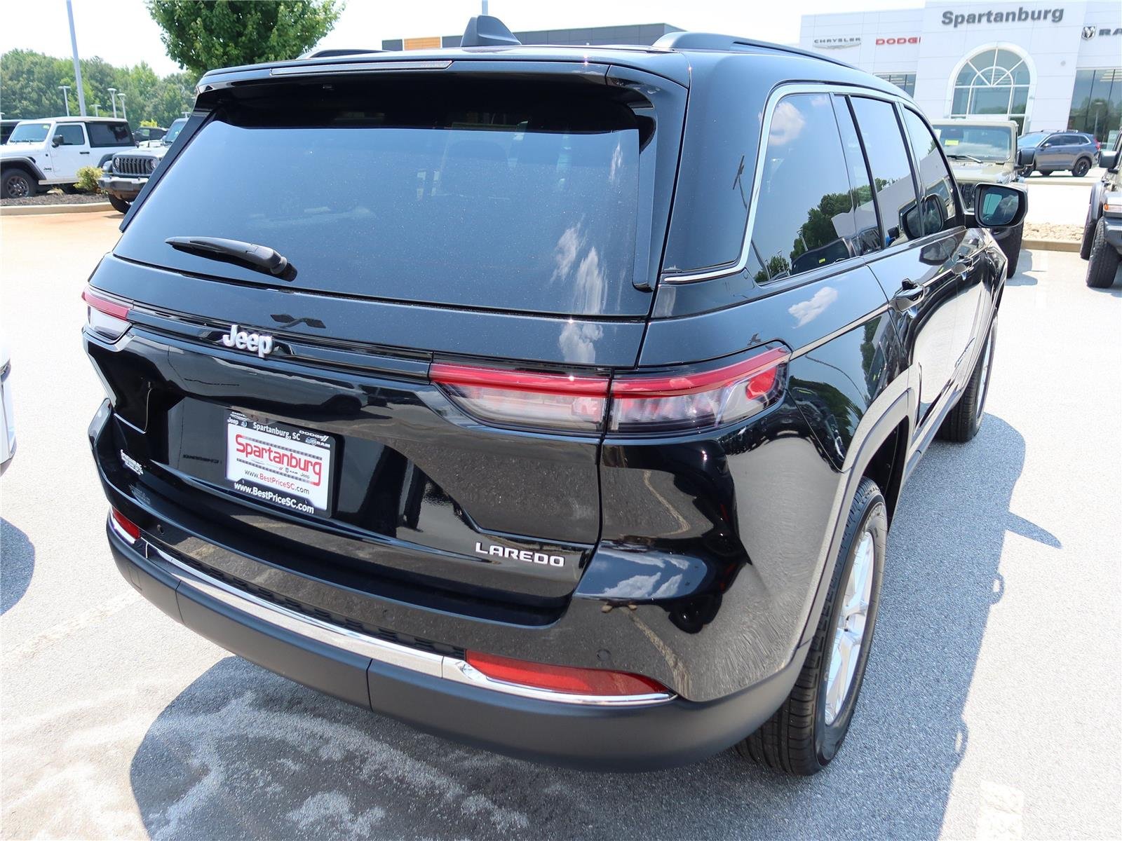 New 2026 Diamond Black Crystal Pearlcoat Jeep Laredo X image 6