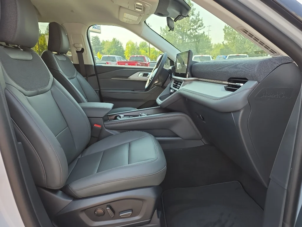 New 2026 Space White Metallic Ford Active image 5