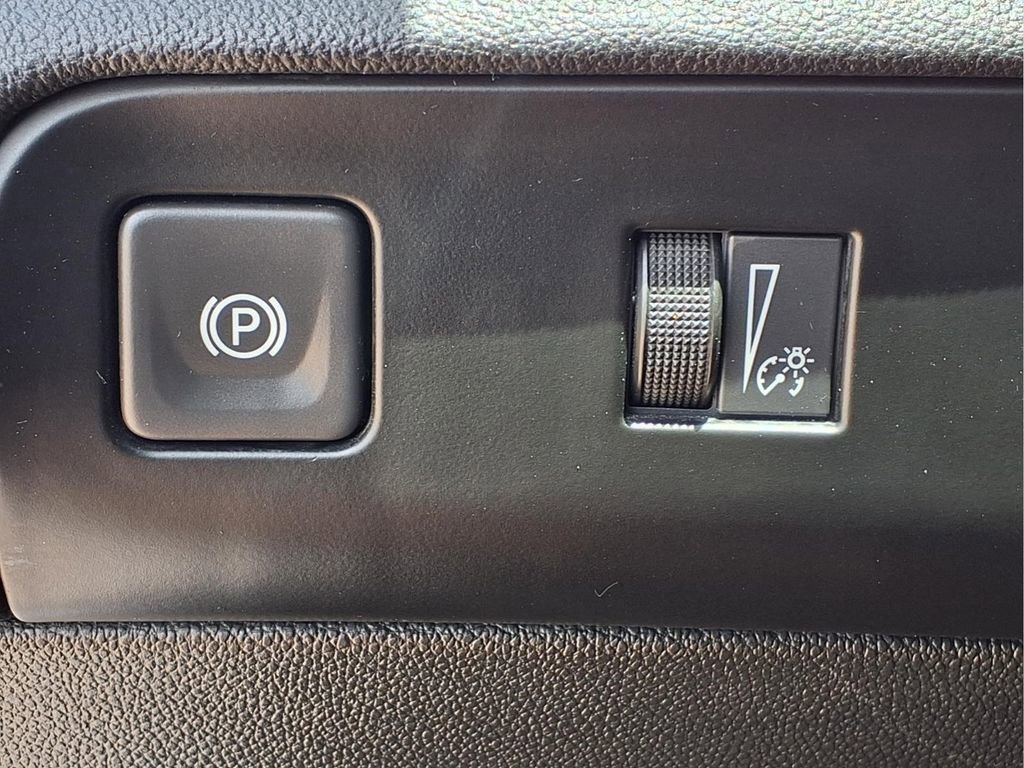 Used 2022 Summit White Buick Essence image 25