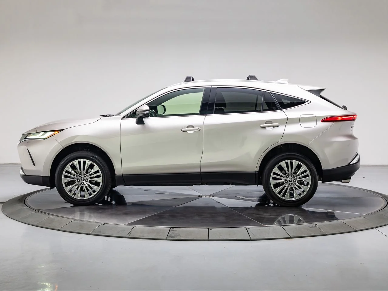 Used 2022 Titanium Glow Toyota XLE image 2