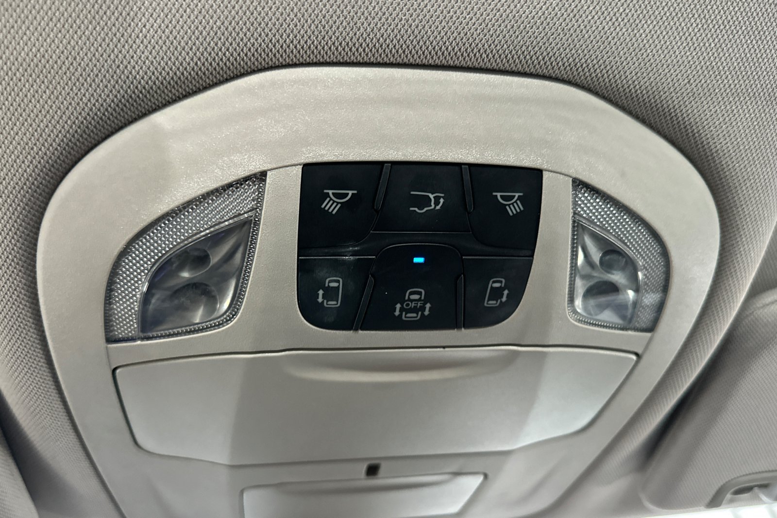 Used 2019 Black Chrysler Touring L image 33