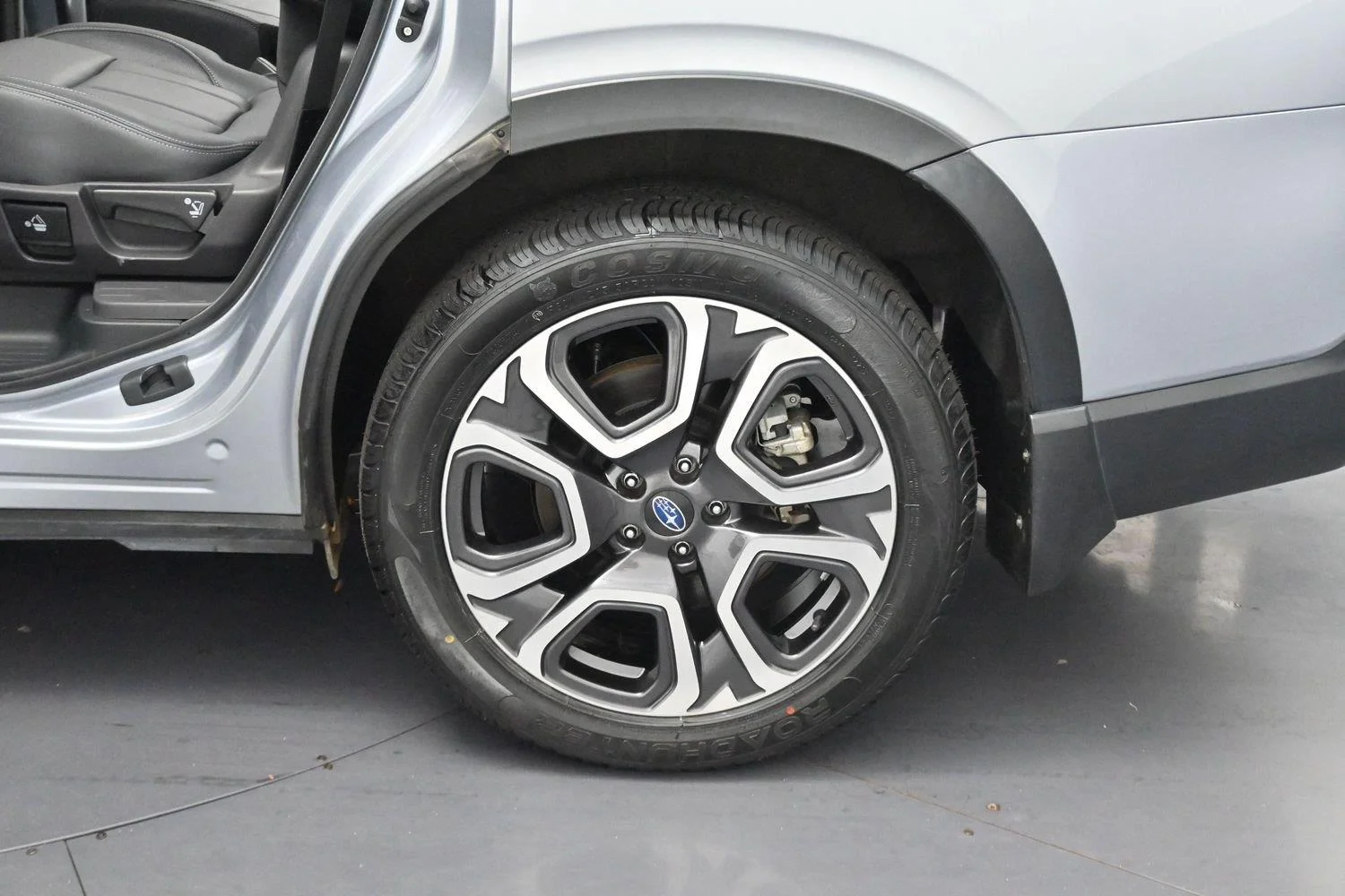 Used 2024 Ice Silver Metallic Subaru Limited image 40