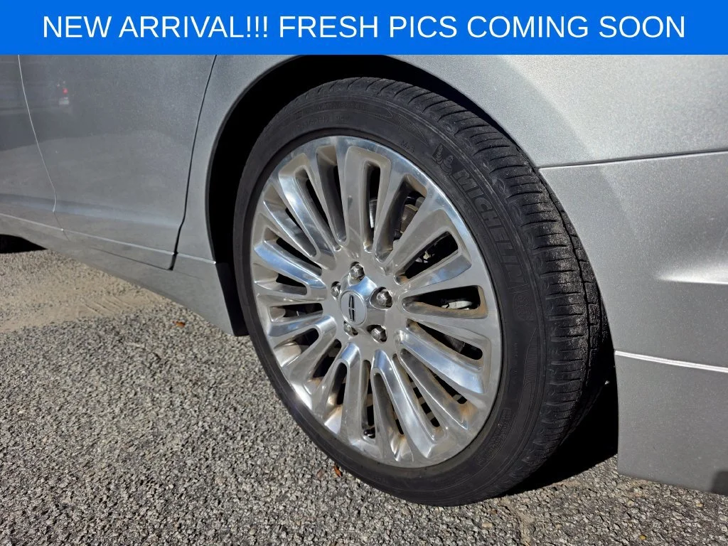 Used 2013  Lincoln 4dr Sdn FWD image 6