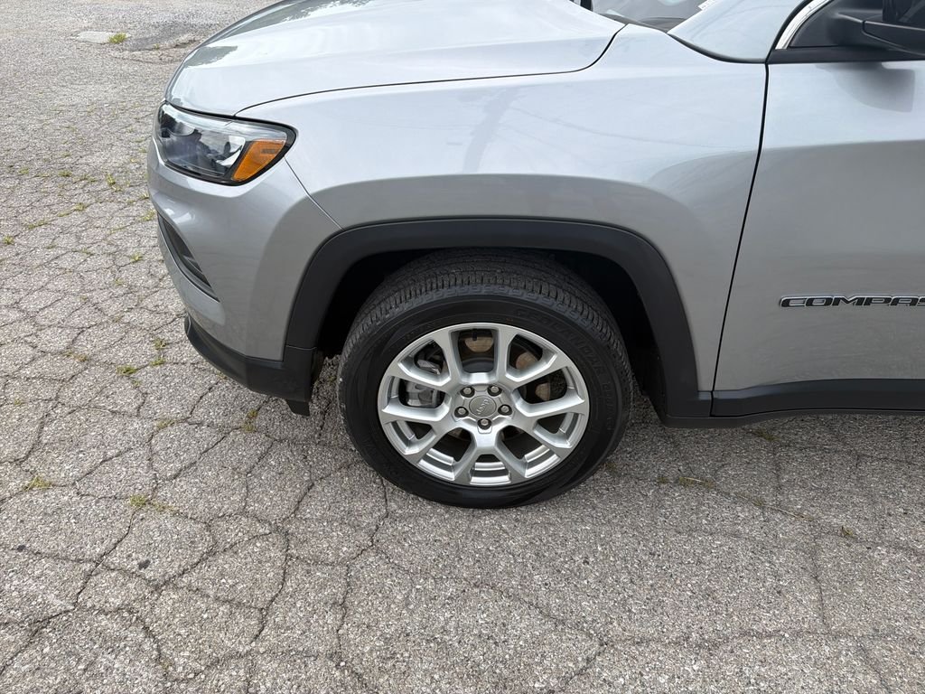 Used 2023 Silver Jeep Latitude Lux image 10