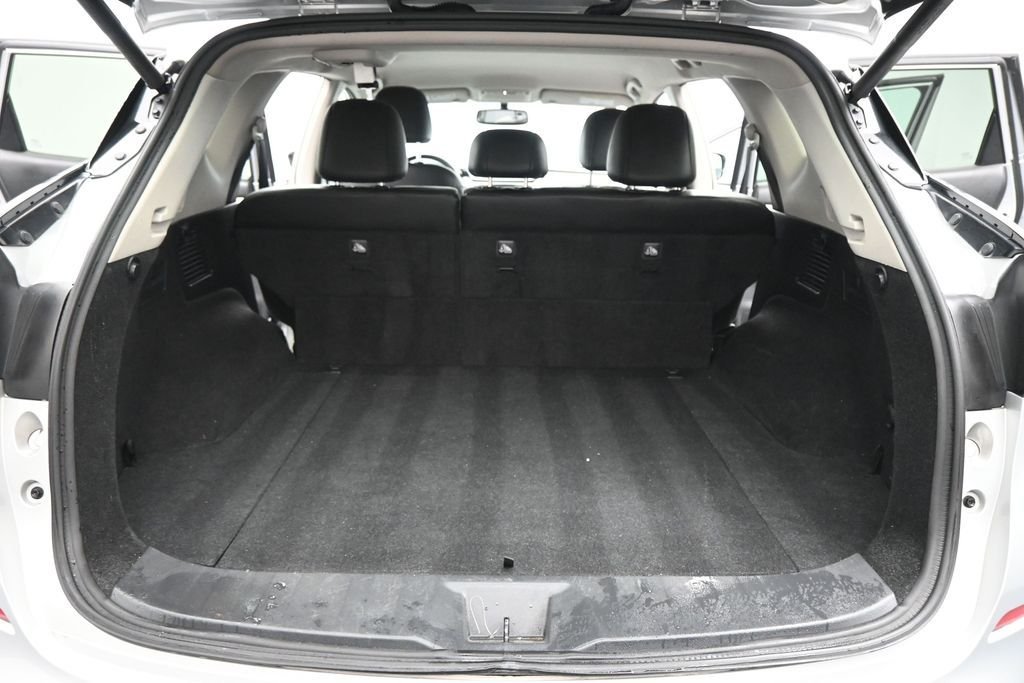 Used 2016 Silver Nissan SL image 20