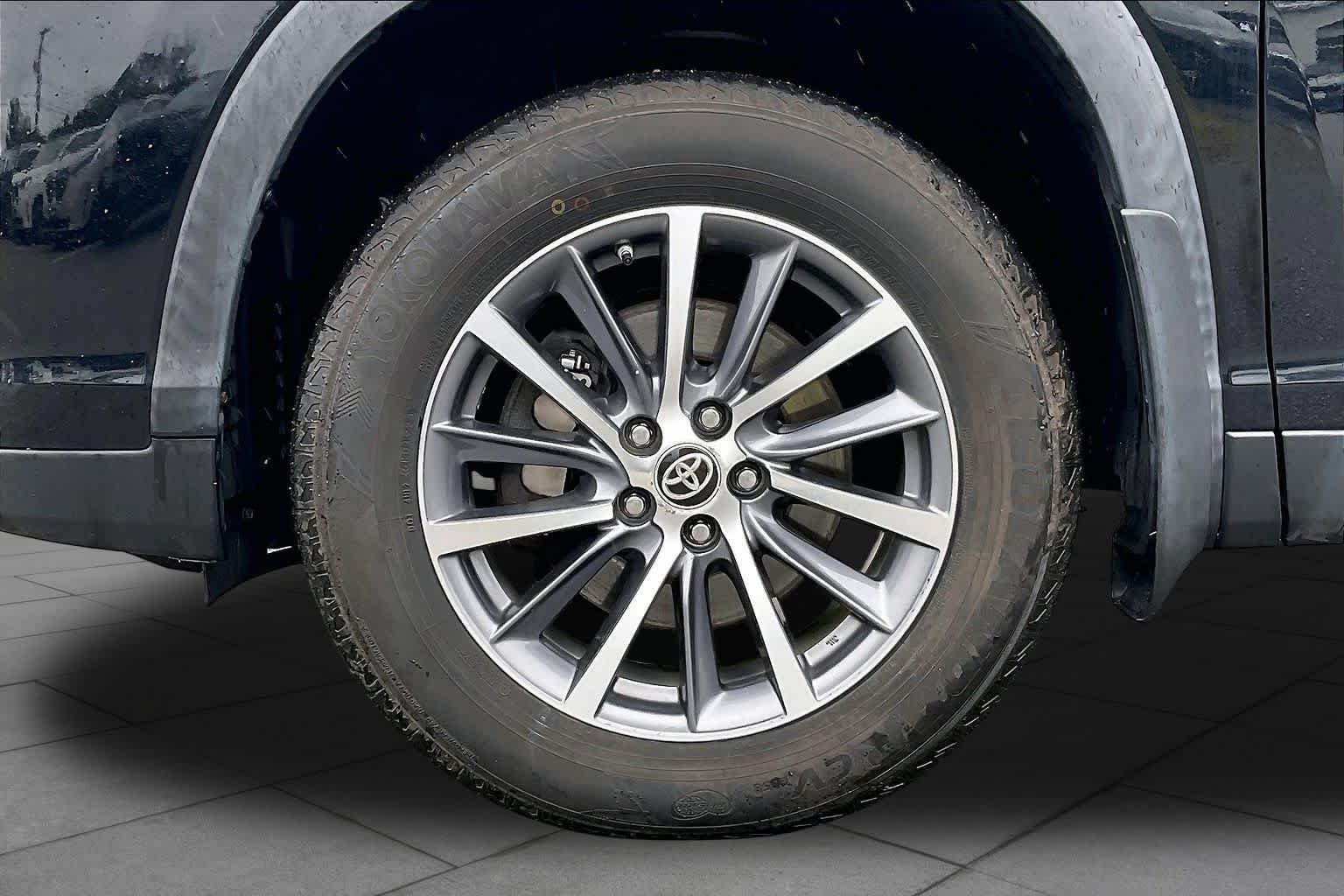 Used 2019 Midnight Black Metallic Toyota XLE image 10