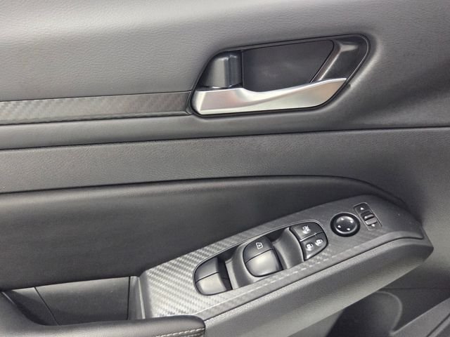 Used 2025 White Nissan 2.5 SV image 27