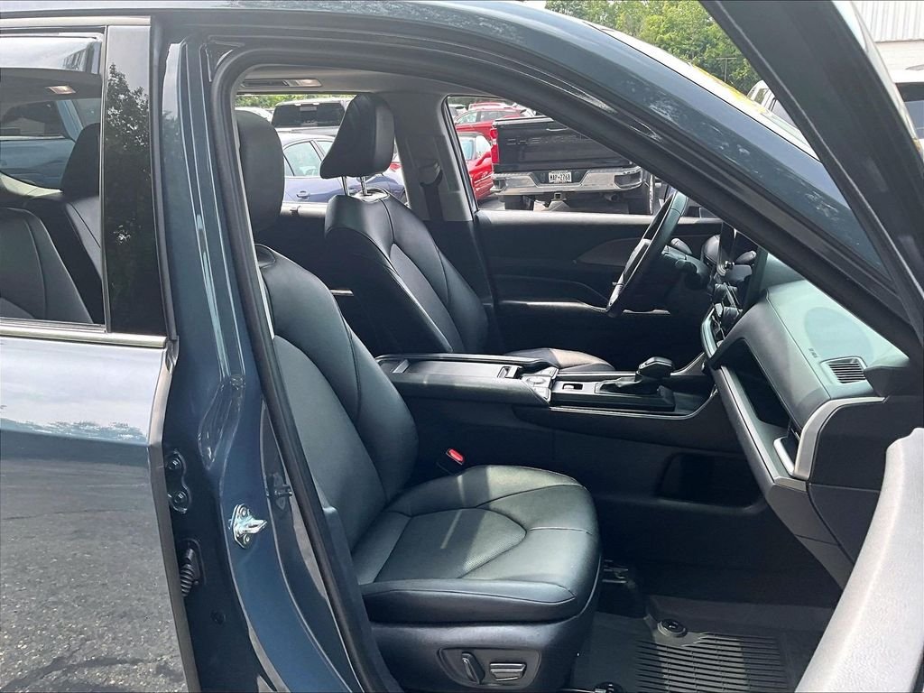 Used 2025 White Toyota XLE image 11