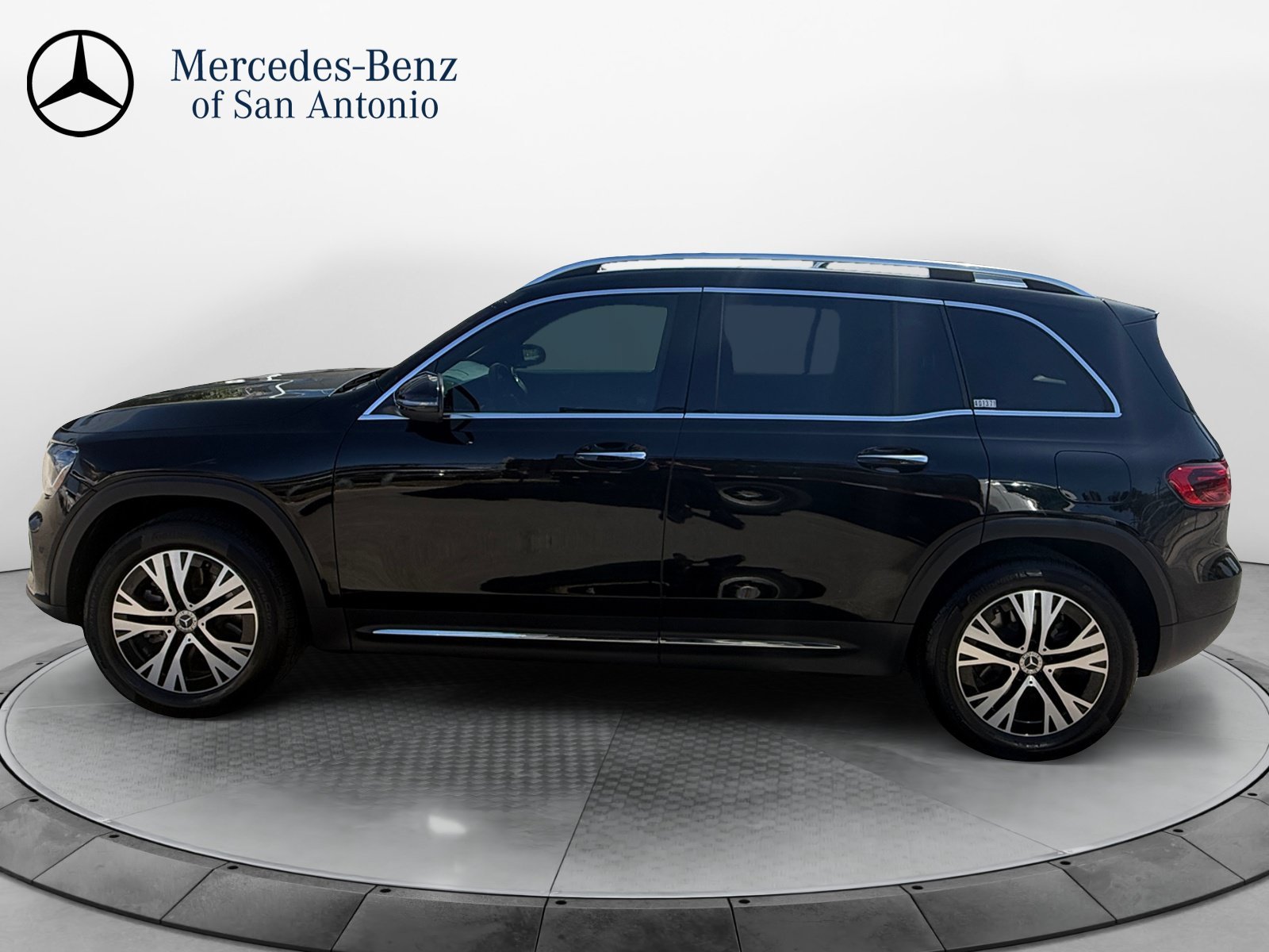Used 2025 Black Mercedes-Benz GLB 250 image 4