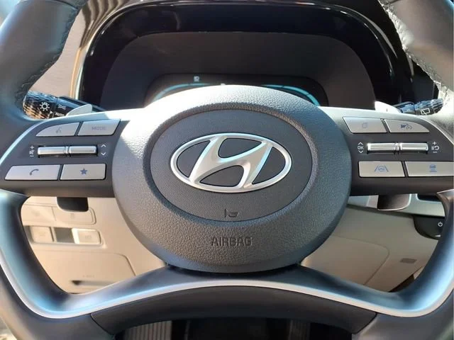 Used 2025  Hyundai SEL image 10