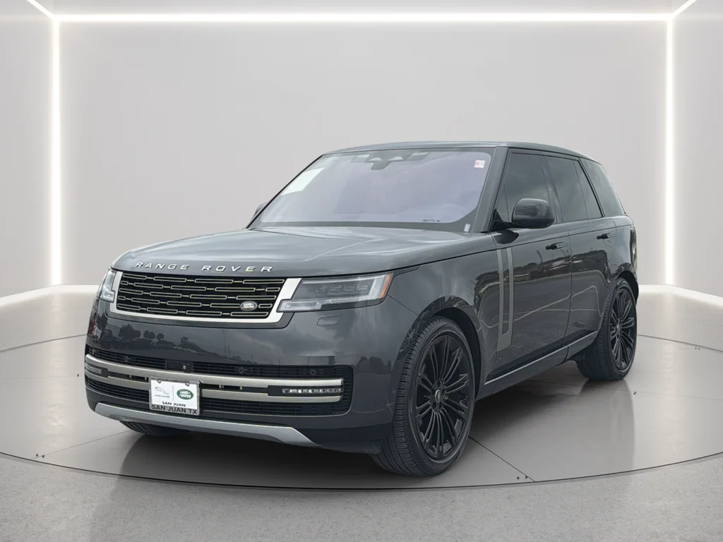 Used 2023  Land Rover SE image 12