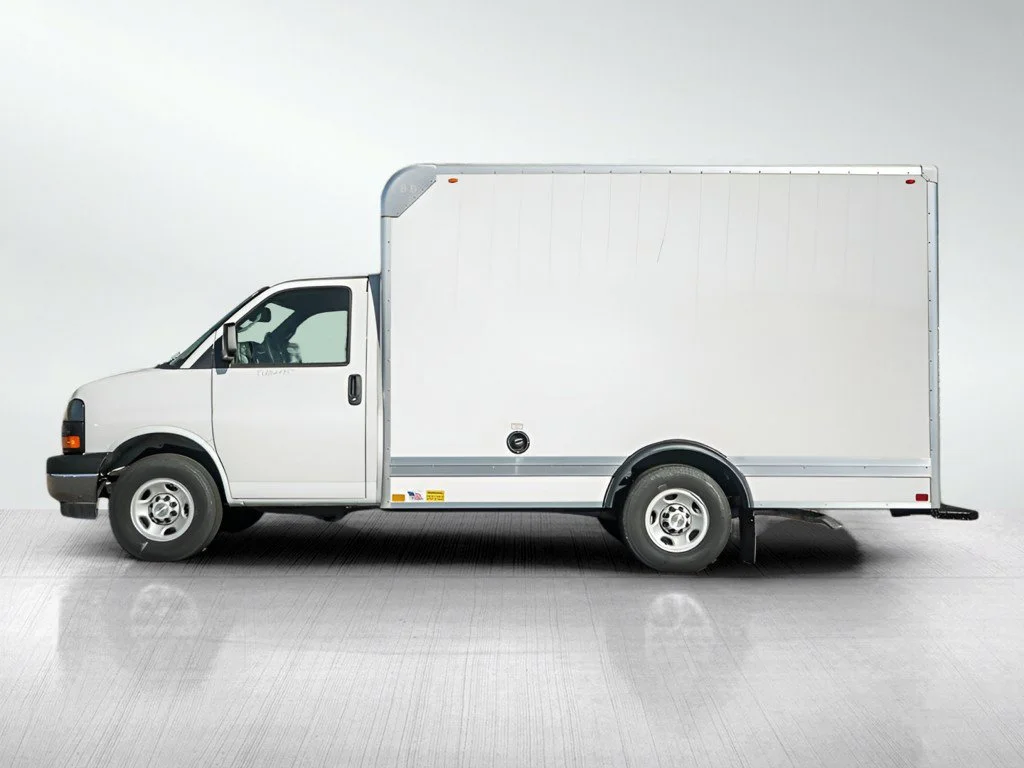New 2026 Summit White Chevrolet 1WT image 3