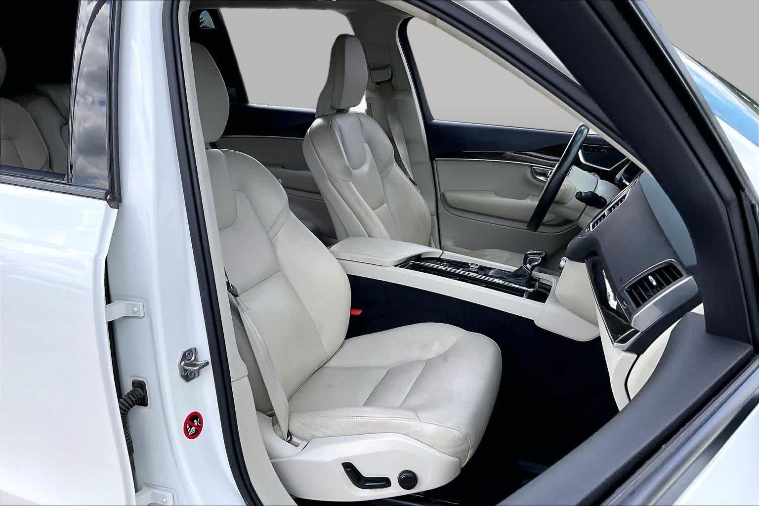 Used 2019 Crystal White Pearl Metallic Volvo Momentum image 9