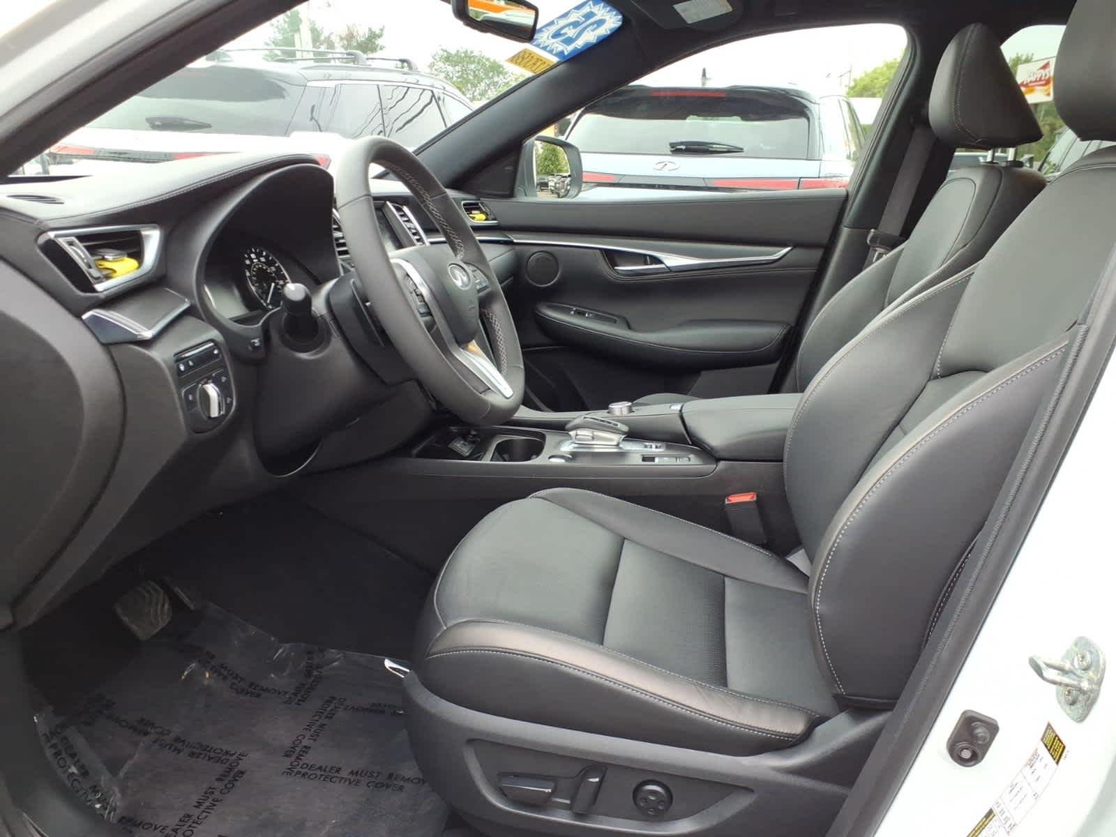 Certified Used 2025 Radiant White INFINITI LUXE image 10