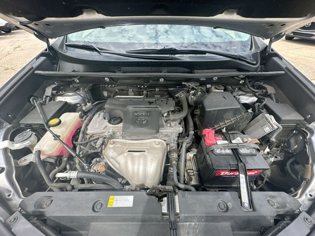 Used 2018 Silver Toyota XLE image 32
