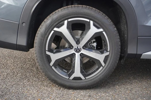New 2026 Platinum Gray Metallic Volkswagen SE image 6