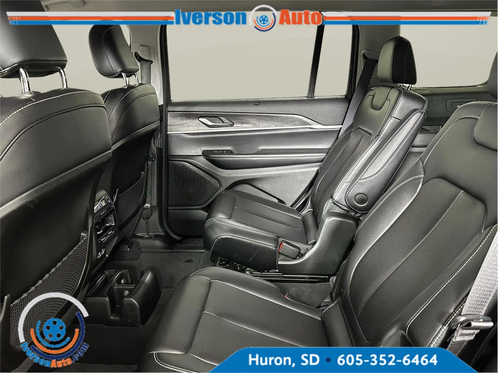 Used 2024 Midnight Sky Jeep Limited image 23
