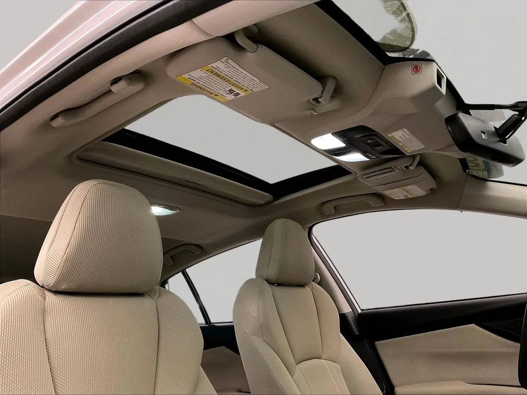 Used 2018 White Subaru 2.0i Premium image 27