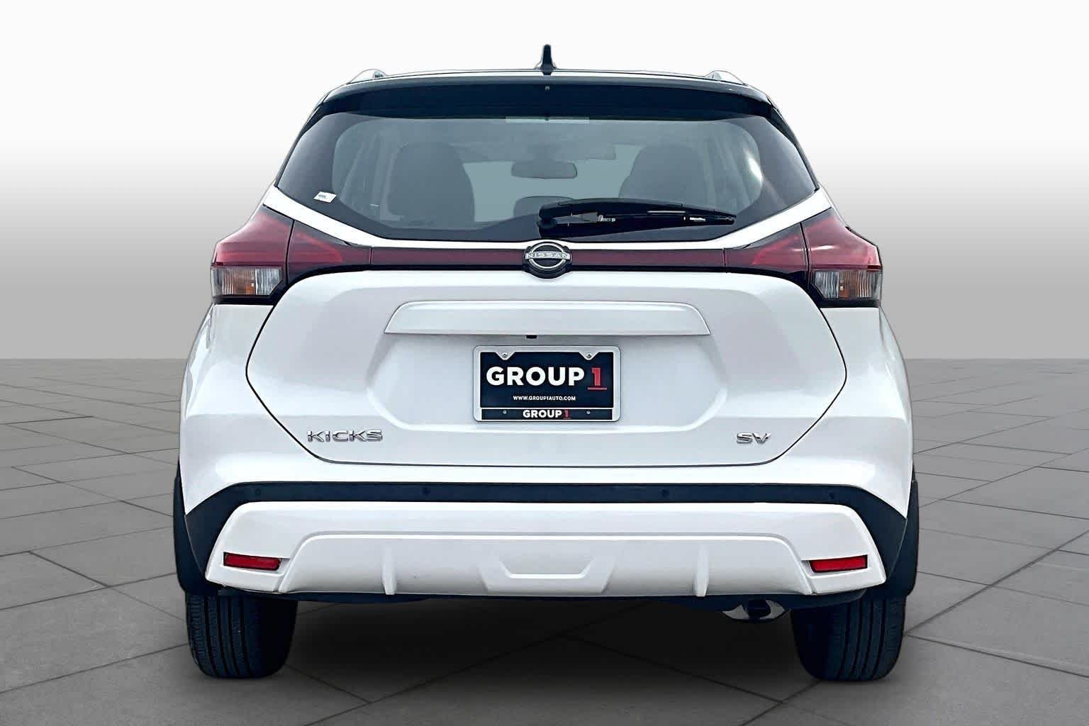 Certified Used 2022 Aspen White Tricoat/Super Black Nissan SV image 5