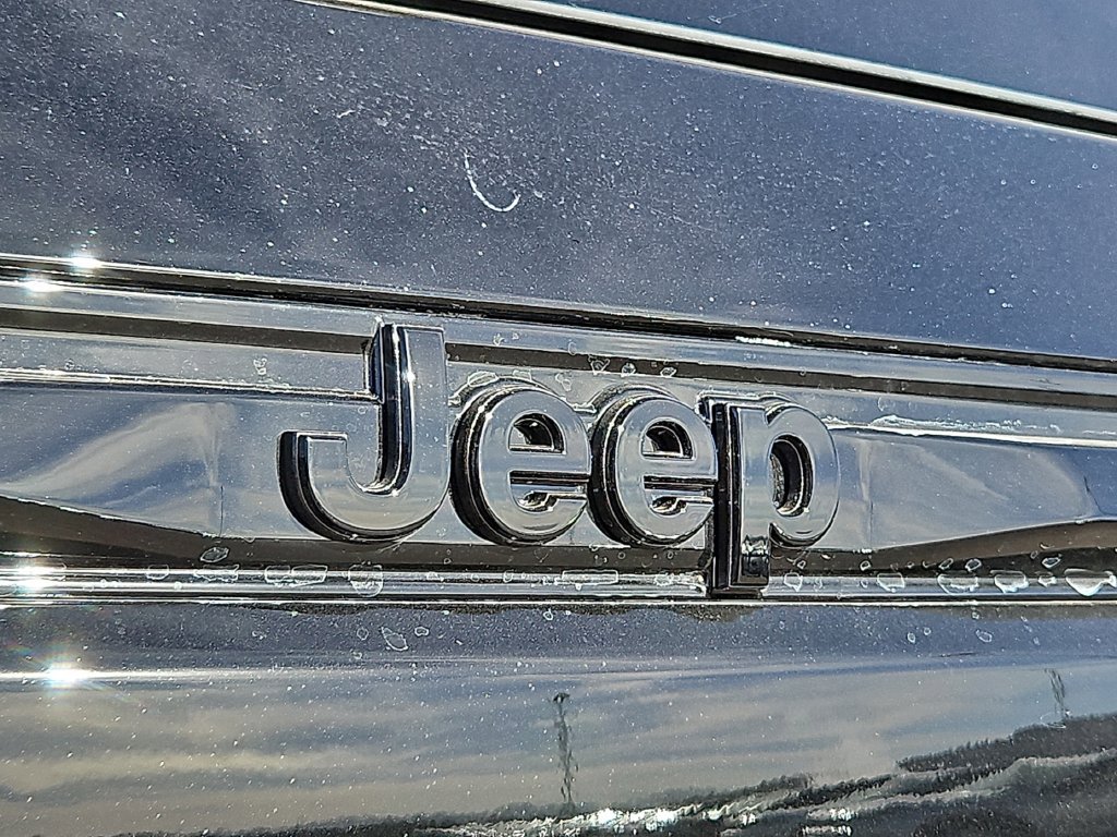 New 2025 Diamond Black Crystal Pearl-Coat Exterior Paint Jeep Laredo image 7