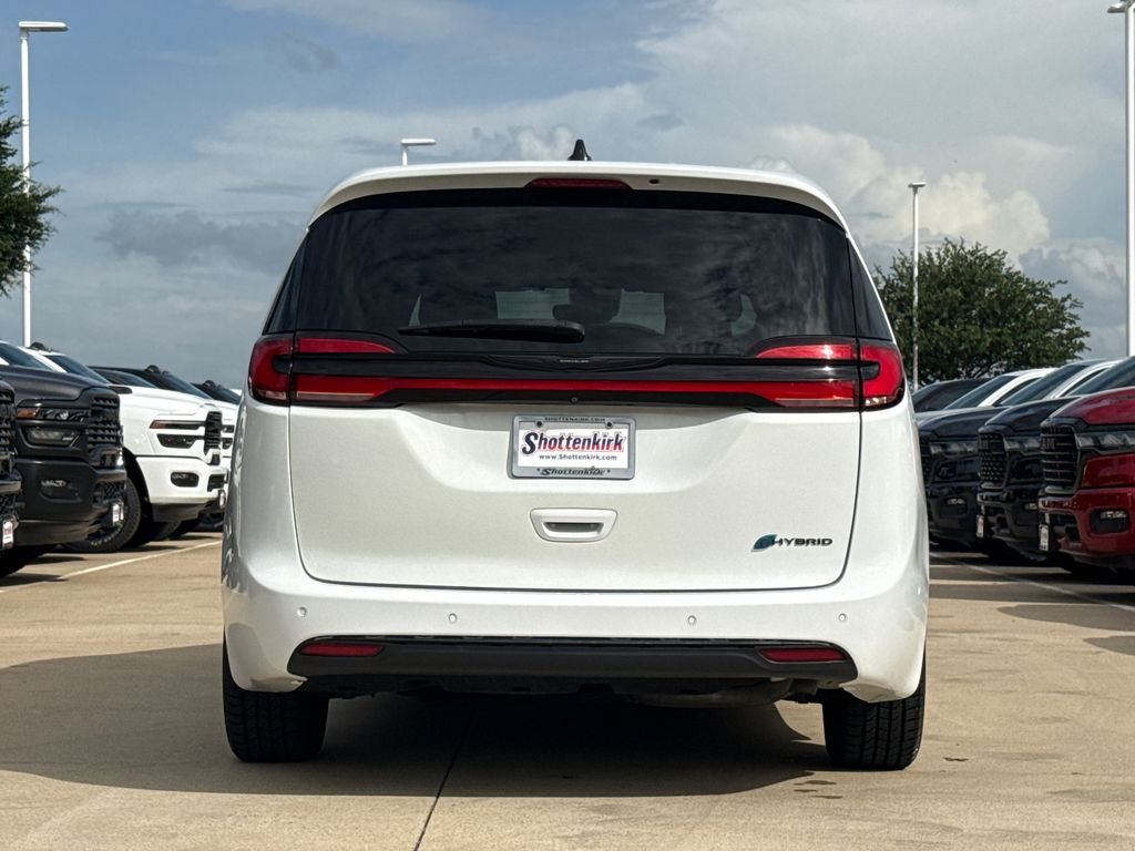 Used 2024 White Chrysler Select image 8