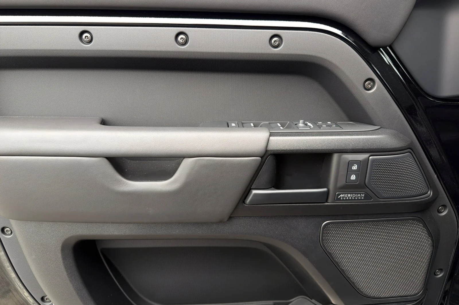 2026 Land Rover Defender OCTA Black - Photo 11