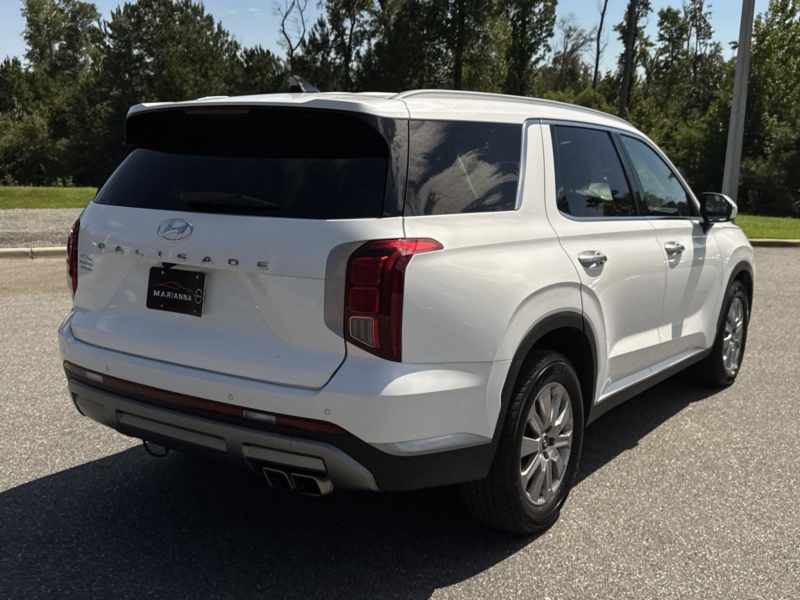 Used 2024 Hyper White Hyundai SEL 7P image 3