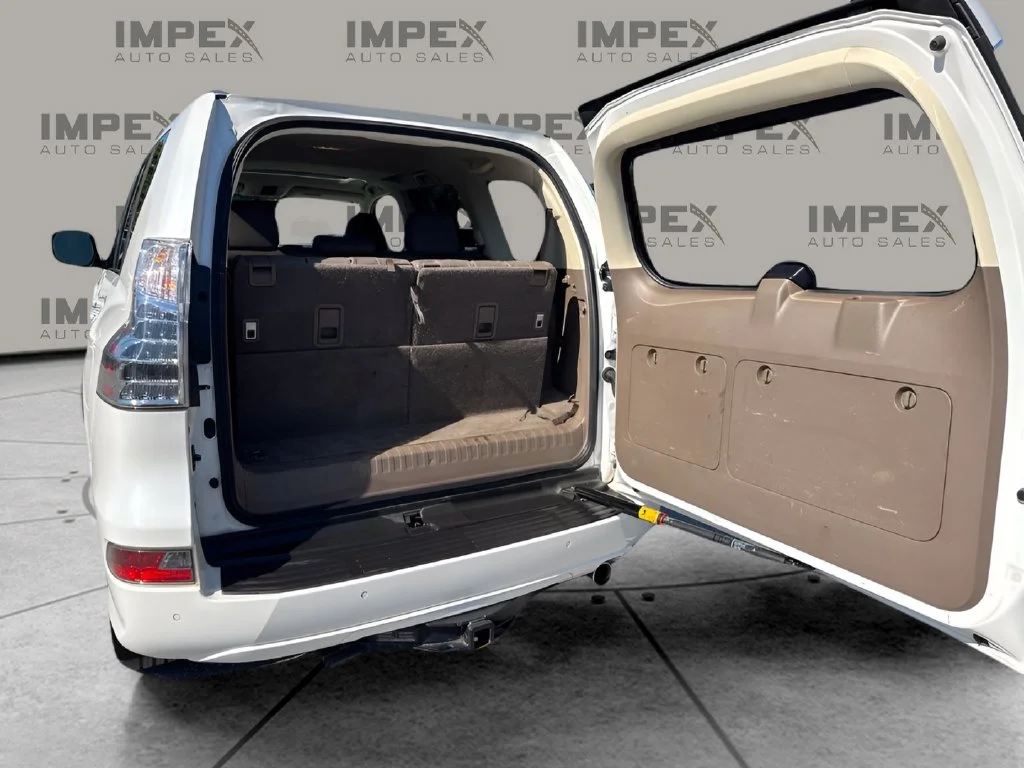 Used 2018 White Lexus 460 image 29