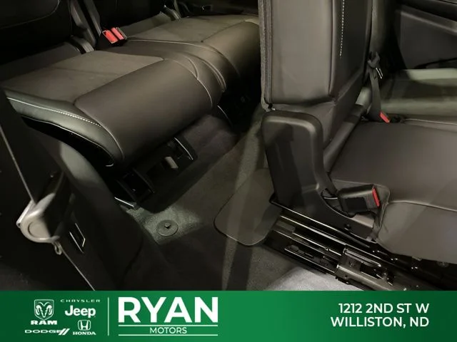New 2026 Diamond Black Crystal Pearl-Coat Exterior Paint Jeep Laredo image 42