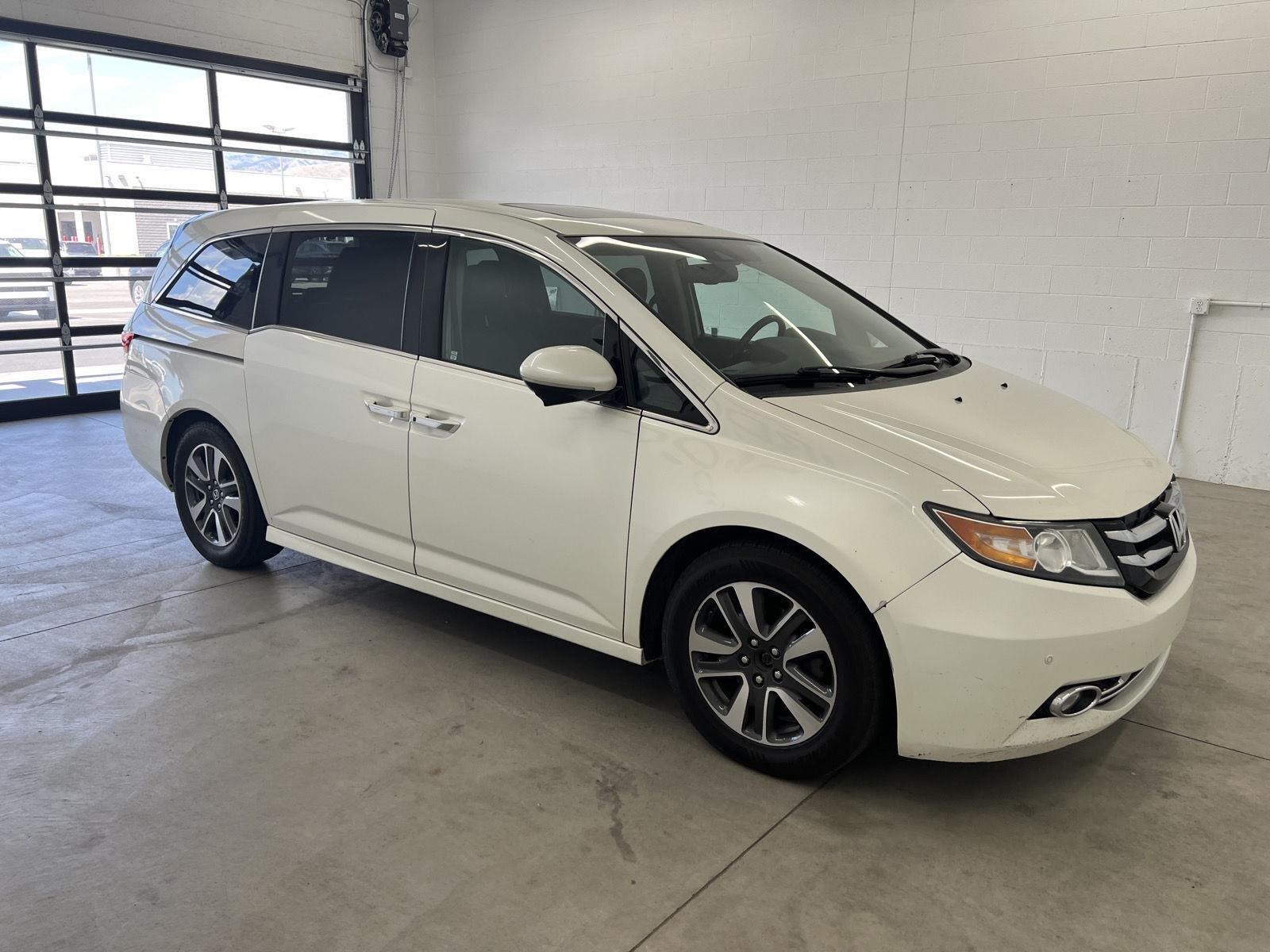 Used 2017 White Diamond Pearl Honda Touring image 5