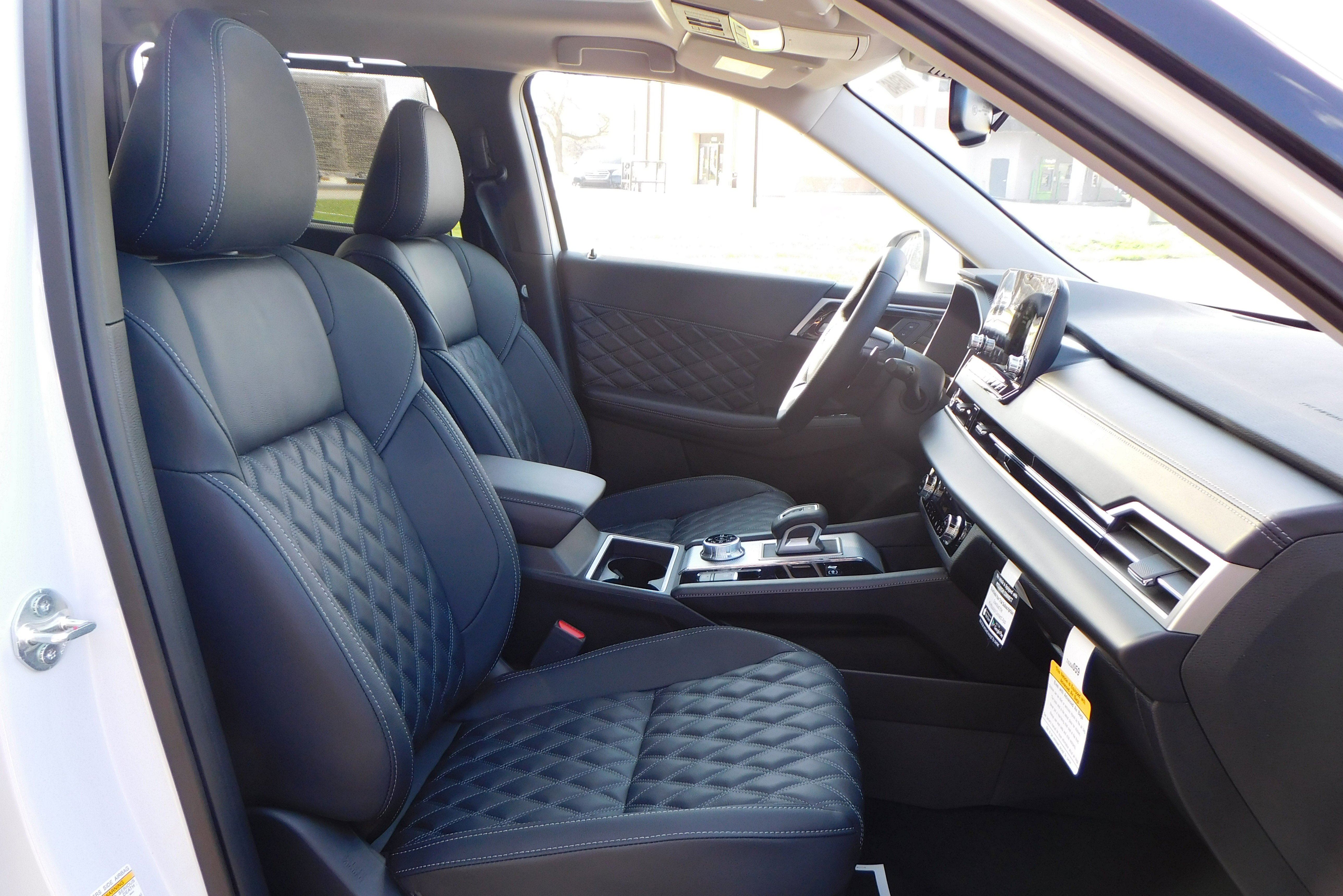 Used 2025 WHITE DIMD Mitsubishi SEL Platinum Edition image 30