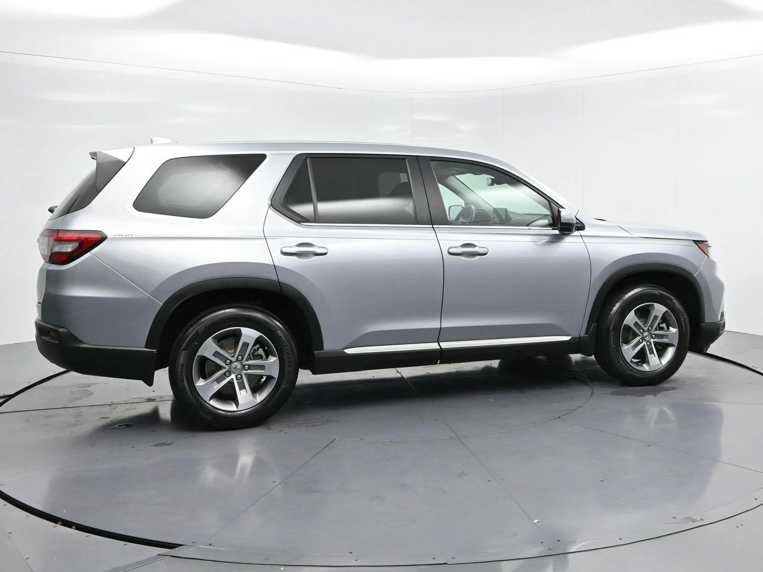 Used 2024 Lunar Silver Metallic Honda EX-L 7 Passenger image 8