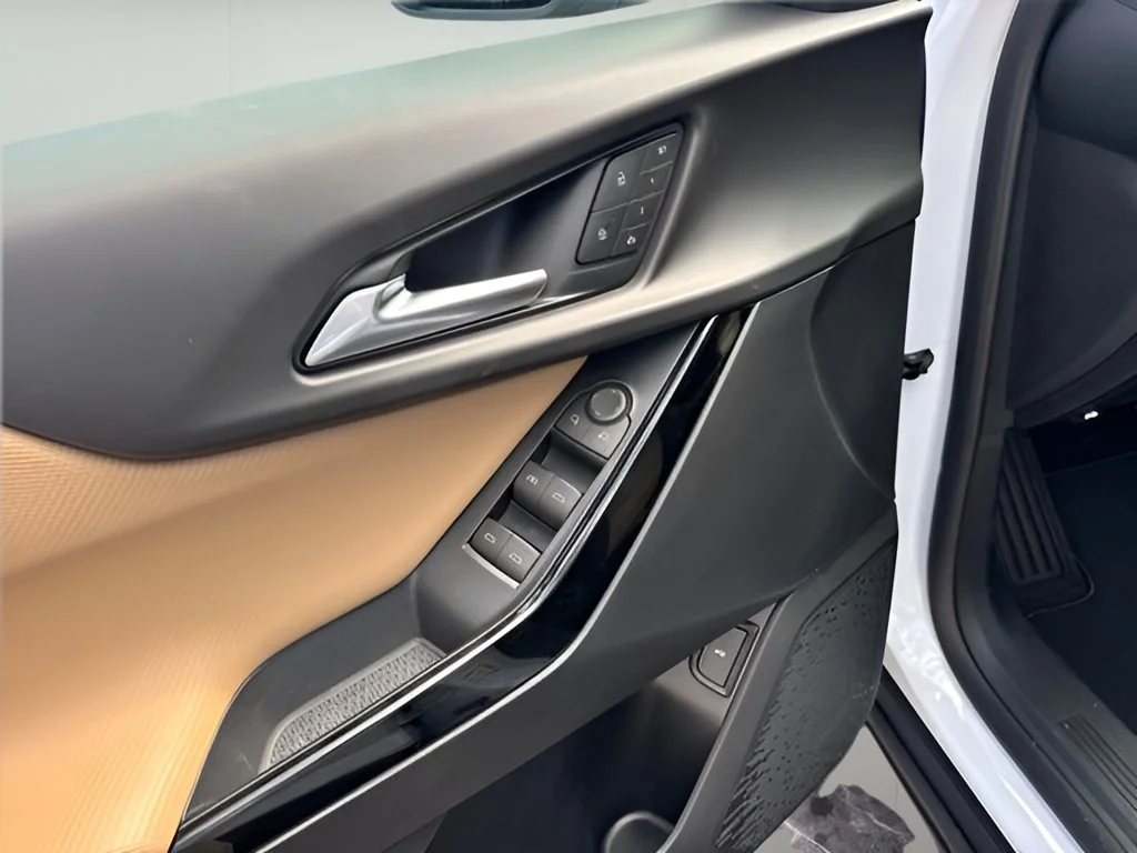 New 2027 Polar White Tricoat Chevrolet ACTIV image 11