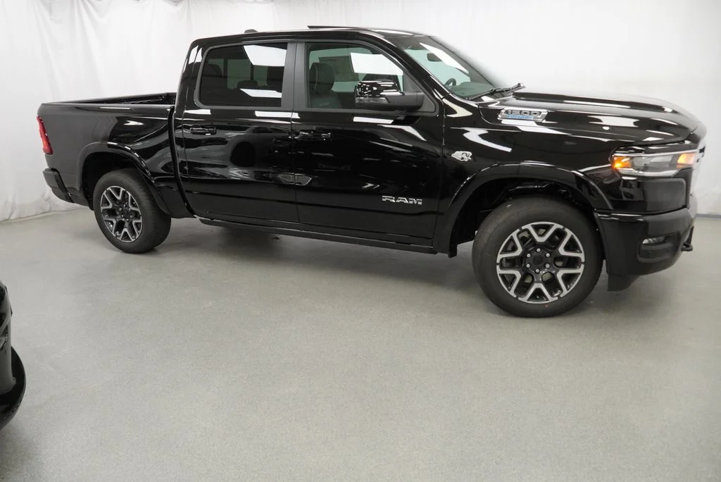 New 2027 Diamond Black Crystal Pearl-Coat Exterior Paint RAM Laramie image 9