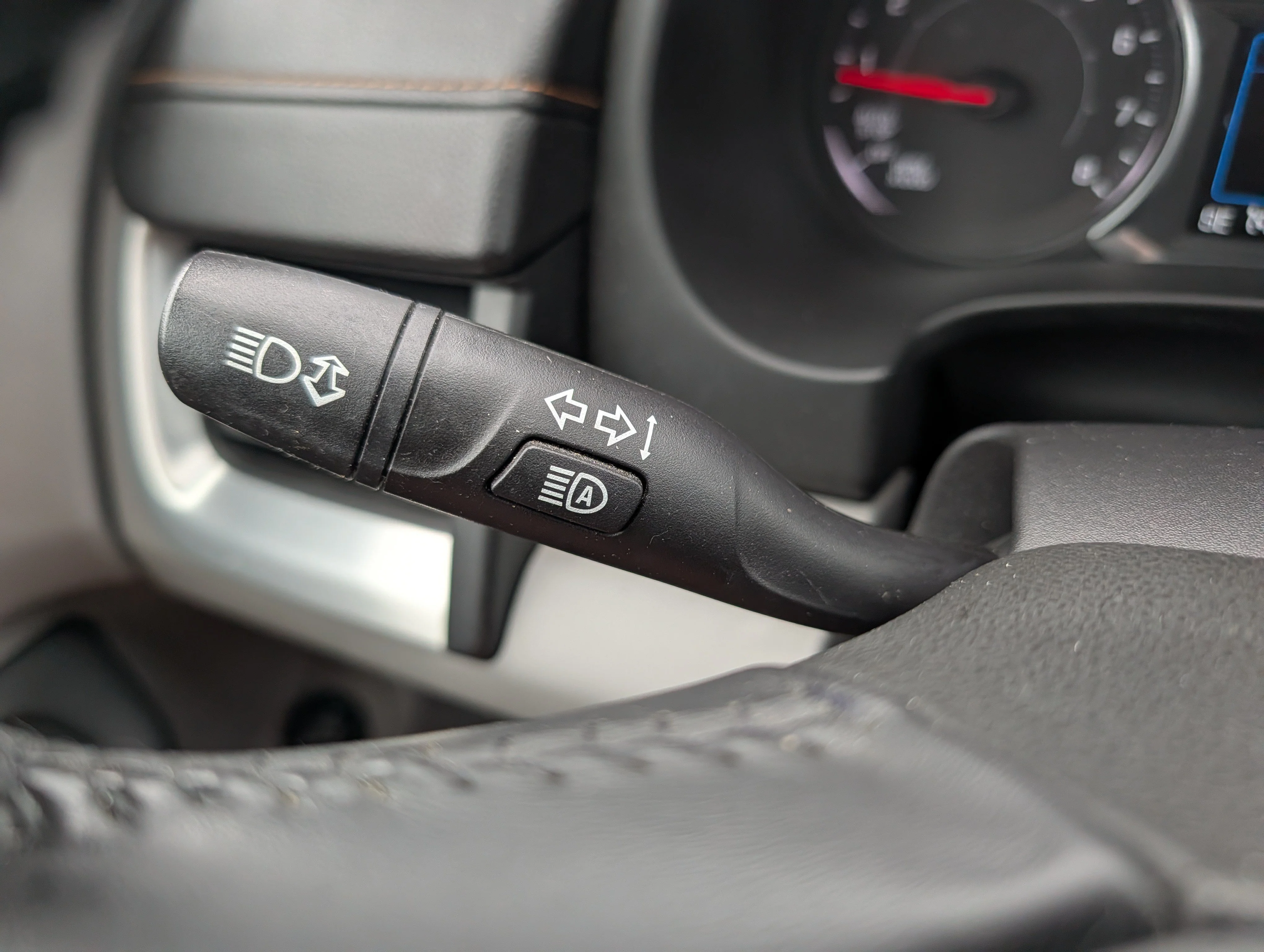 Used 2018 Graphite Gray Metallic GMC SLT image 29