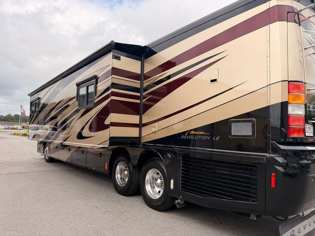 Used 2010 Black Fleetwood 42T image 9